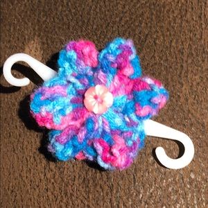 Face mask holder hooks mask elastic behind head